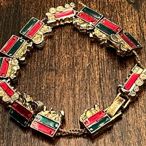 Pulsera vintage con dije de tren navideño, cierre a presión, esmalte rojo y verde, bisutería.