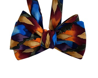 Zijden vlinderdas - Koraal - J. Garcia Zijde - Kleurrijke abstracte vlinderdas - Uniek, handwerk, zelfbinder