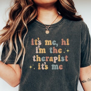 It&#39;s Me Hi I&#39;m The Therapist It&#39;s Me Shirt- Therapist Gift- Funny Therapist Shirt- Therapist&#39;s Version- Therapist Appreciation Gift- LMFT