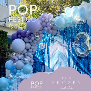 Peut inclure: Une arche de ballons bleus et violets avec des ballons argent&eacute;s, une toile de fond en sequins bleus avec un motif de ch&acirc;teau blanc et un ballon num&eacute;ro 3 argent&eacute;. Le texte "POP FEST CO" et "THE FROZEN collection" est en bas de l'image.
