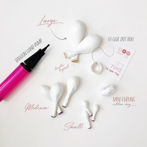 Peut inclure: Un kit de guirlande de ballons blancs avec une pompe manuelle, des points de colle, un ruban fris&eacute; et des ballons de trois tailles&nbsp;: grand, moyen et petit. Les ballons sont blancs et le kit comprend des instructions pour cr&eacute;er une guirlande de ballons.