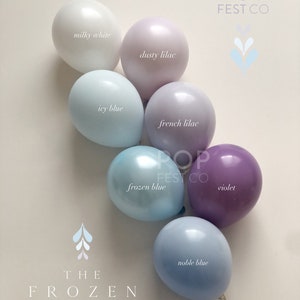 Peut inclure: Un ensemble de ballons pastel dans des tons de bleu, de violet et de blanc. Les ballons sont &eacute;tiquet&eacute;s avec les noms des couleurs&nbsp;: blanc laiteux, bleu glac&eacute;, lilas poussi&eacute;reux, lilas fran&ccedil;ais, bleu glac&eacute;, bleu noble et violet. Les ballons sont dispos&eacute;s en demi-cercle, avec le texte "POP FEST CO" et "THE FROZEN collection" en haut et en bas de l&rsquo;image.