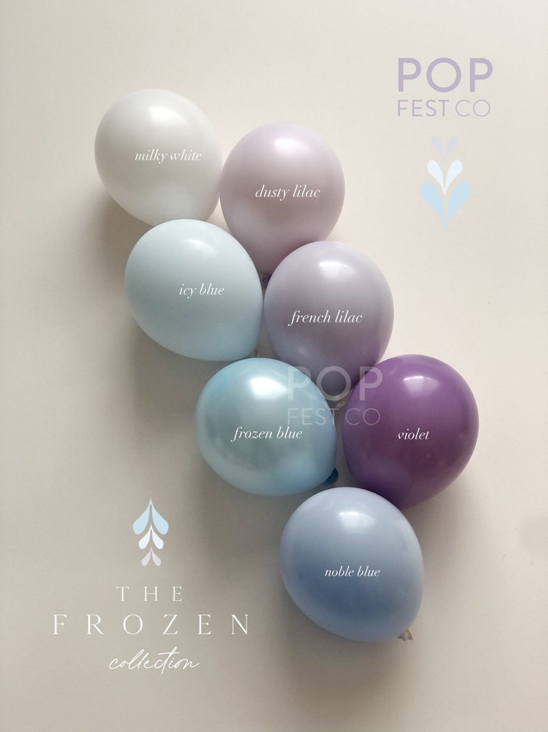 Peut inclure: Un ensemble de ballons pastel dans des tons de bleu, de violet et de blanc. Les ballons sont &eacute;tiquet&eacute;s avec les noms des couleurs&nbsp;: blanc laiteux, bleu glac&eacute;, lilas poussi&eacute;reux, lilas fran&ccedil;ais, bleu glac&eacute;, bleu noble et violet. Les ballons sont dispos&eacute;s en demi-cercle, avec le texte "POP FEST CO" et "THE FROZEN collection" en haut et en bas de l&rsquo;image.