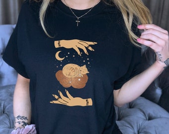 Cat In The Moon Tshirt, Mystisches Shirt, Witchy Kleidung, Celestial Shirt Katzenkleidung Katze Themen Geschenke, Witchy Kleidung, Stay Wild Moon Child