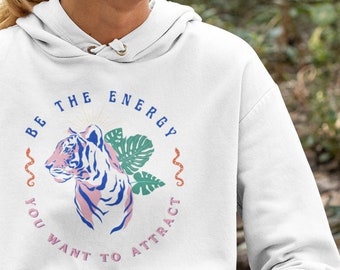 Soyez l’énergie que vous voulez attirer Tiger Hoodie Tiger Shirt Année du Tigre 2022 Chemise botanique Nouvel An chinois Loi de l’attraction Chemise