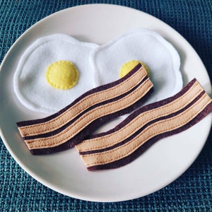 Fried eggs with bacon made of felt for the doll's kitchen or the store, accessories for the doll's kitchen, food made of felt, toys