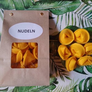 Nudeln Tortellini aus Filz für die Puppenküche oder den Kaufmannsladen, 1Packung mit 10 Tortellini aus Filz, Zubehör für die Puppenküche Bild 2