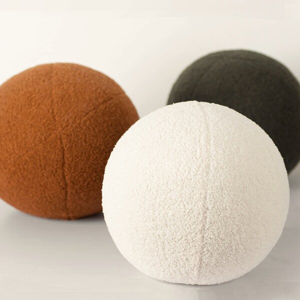 Coussins boule neutres - Plusieurs couleurs et tailles - Coussins boule beige, marron, noir et blanc en tissu de laine bouclée