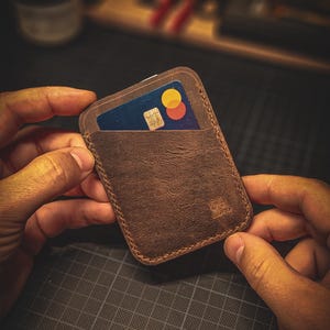 Porta-cartões vertical de couro - Carteira fina e minimalista | Carteira com bolso frontal feita à mão | Presente personalizado para padrinhos | Carteira EDC