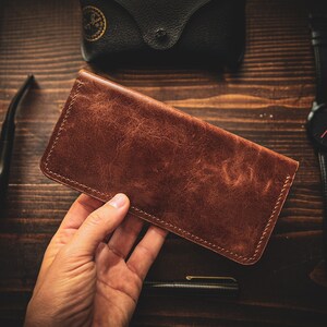 Cartera larga de cuero marrón brillante hecha a mano: soporte para teléfono unisex, monedero minimalista, regalo para ella y para él