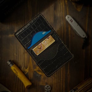 Cartera de hombre de cuero hecha a mano con relieve de cocodrilo minimalista, cartera de bolsillo frontal, cartera minimalista, cartera de tarjeta, cartera bifold, regalo de cuero