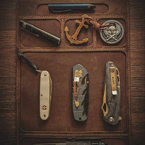 Almohadilla de mantenimiento EDC, tapete de transporte diario, almohadilla de mantenimiento de equipo, almohadilla de accesorios para hombres, tapete de almacenamiento de herramientas múltiples, bandeja de cuero vintage, almohadilla de exhibición