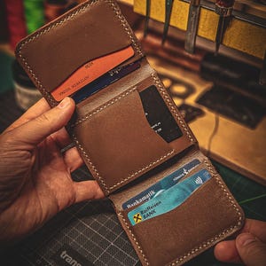 Dreifache EDC-Brieftasche, klassischer Geldbeutel-ID-Halter aus beunruhigtem Leder, Bargeld mit Monogramm, Geschenk für ihn, personalisierte Initialen
