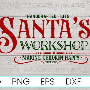 Pode incluir: Placa vermelha e verde da Oficina do Papai Noel com o texto "HANDCRAFTED TOYS" e "MAKING CHILDREN HAPPY SINCE 1802".