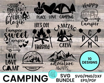 Può includere: Un set di 10 design SVG a tema campeggio. I design presentano frasi come "Star Gazin' & Fire Blazin'," "Peace Love Camping," "Camping Crew" e "Adventure Awaits." I design sono in bianco e nero e sono perfetti per l'uso su t-shirt, tazze, borse e altri lavoretti.