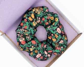 100% Liberty Pure Silk 'Alicia Bell' Print Scrunchies Small, Medium, Large und XL | Handgemachte Scrunchie und Geschenke aus reiner Maulbeerseide für Sie