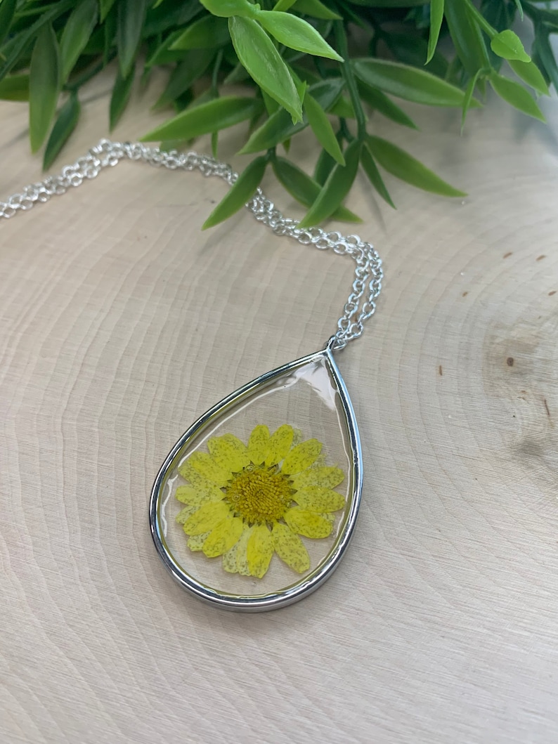 Silver pendant necklace with yellow flower in resin