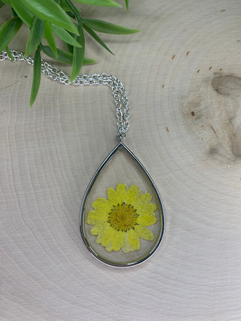 Silver pendant necklace with yellow flower in resin