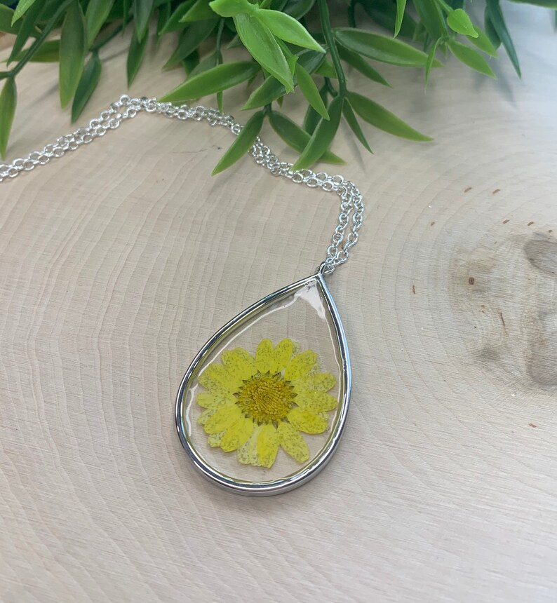 Silver pendant necklace with yellow flower in resin
