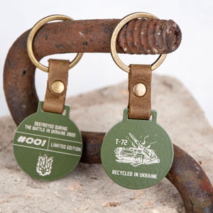 Brutalistische herensleutelhanger, Oekraïense oorlogstrofee, vernietigde Russische tank, gepersonaliseerde sleutelhanger voor vader, pensioen militair cadeau voor man