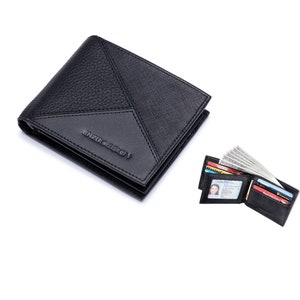 以下が含まれることがあります： 幾何学模様の黒い革製財布で、エンボス加工された「ENZO DESIGN」の文字が入っています。財布は開いており、複数のカードスロット、現金、IDが表示されています。