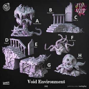 Könnte beinhalten: Eine Sammlung von Miniatur-Fantasy-Geländeteilen, darunter eine Monsterpflanze, Treppen, Türen und Glibberwürmer. Die Teile sind in Grautönen gehalten und mit Buchstaben und Namen beschriftet. Der Text "Void Environment" steht unten.