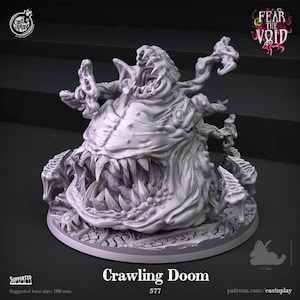 Puede incluir: Figura en miniatura gris del monstruo "Crawling Doom". La criatura tiene una gran boca llena de dientes afilados, múltiples extremidades y un cuerpo carnoso texturizado. El tamaño de base sugerido es de 100 mm.