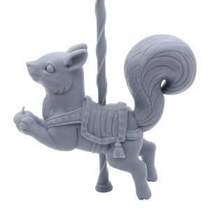 Carrusel de ardillas: miniatura pintable para juegos de mesa y dioramas