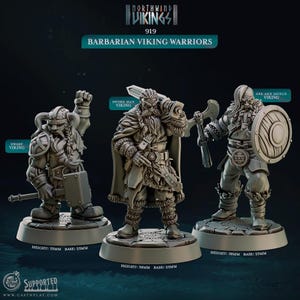 Puede incluir: Tres figuras en miniatura de guerreros vikingos impresas en 3D. Las figuras están pintadas de gris y están de pie sobre bases circulares. Las figuras están etiquetadas como "Enano Vikingo", "Vikingo Hombre Espada" y "Vikingo Hacha y Escudo".