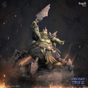 Op de afbeelding: Een gedetailleerde miniatuurfiguur van Krogulk, een groenhuidig ​​orc-achtig wezen met een groot zwaard omhoog. De figuur heeft een spinnenachtig onderlichaam en is versierd met pantser en schedels. De tekst "Krogulk #353" en "Uru'kan Tribe Collection" zijn zichtbaar.