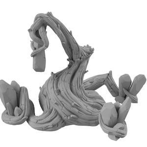 Puede incluir: Una escultura gris estilizada de un árbol con ramas entrelazadas y corteza texturizada. Varios grupos de formaciones cristalinas están integrados en el diseño, agregando un elemento naturalista y de fantasía a la pieza.