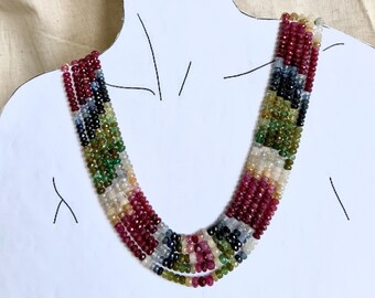 Collana di perline di rubini, smeraldi e zaffiri, gioiello Art Déco con pietre preziose multicolore.