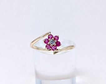 Anillo de oro de 14k con rubí, diamante y flor, piedra natal de julio
