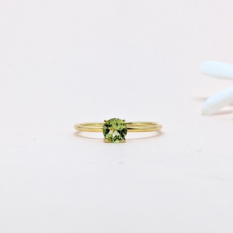 14k Gold Peridot Ring Stackable Gold Ring Dainty Ring Minimalist Daily Ring Peridot Gold Ring August Birthstone Engagement Ring Gift For Her zdjęcie 1