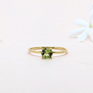 14k Gold Peridot Ring Stackable Gold Ring Dainty Ring Minimalist Daily Ring Peridot Gold Ring August Birthstone Engagement Ring Gift For Her zdjęcie 3