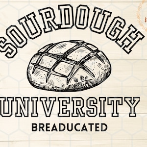 Può includere: Illustrazione in bianco e nero di una pagnotta di pane a lievitazione naturale con il testo "Sourdough University" e "BREADUCATED" sotto.