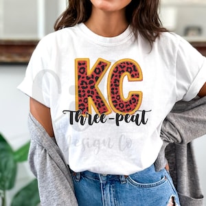 Chiefs 3 peat png, Football Chiefs png, KC Chiefs AFC champ png, Trendy Football png, stampa leopardata KC png, design maglia da calcio per donna