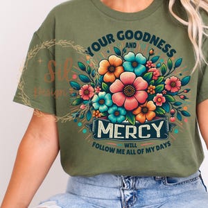 Puede incluir: Una camiseta verde con un dise&ntilde;o floral y el texto "Your Goodness and Mercy Will Follow Me All of My Days".