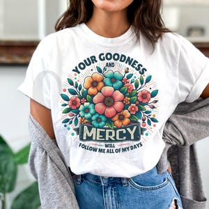 Puede incluir: Camiseta blanca con un dise&ntilde;o floral y el texto "Your Goodness and Mercy Will Follow Me All of My Days".