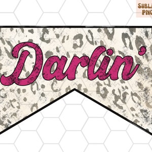 Op de afbeelding: Een witte en grijze luipaardprintbanner met het woord "Darlin'" in roze letters.