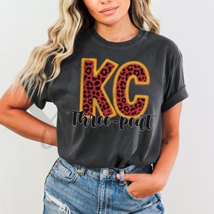 Chiefs 3 peat png, Football Chiefs png, KC Chiefs AFC champ png, Trendy Football png, stampa leopardata KC png, design maglia da calcio per donna