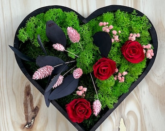 Cœur Saint-Valentin. Cadre en bois avec roses rouges