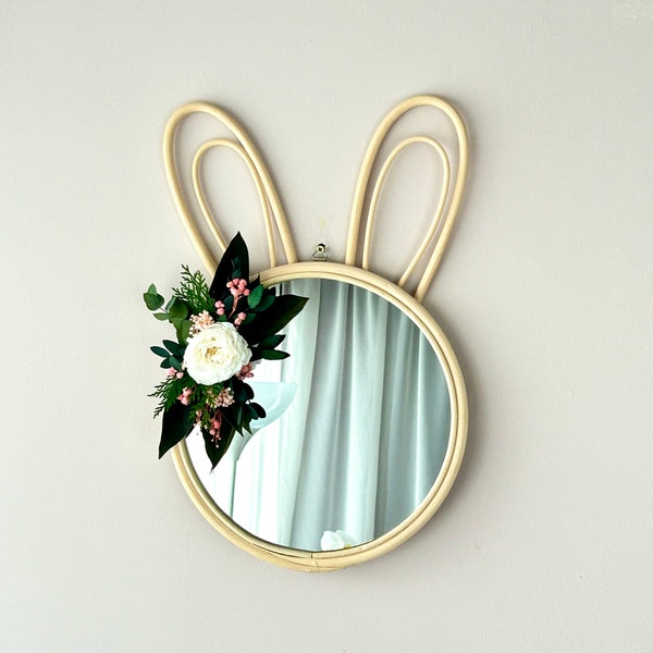Miroir en forme lapin décoré de plantes et rose stabilisées. Miroir en rotin.