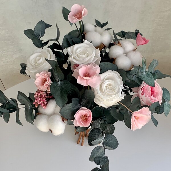 Bouquet de la mariée. Bouquet de roses et eucalyptus stabilisés