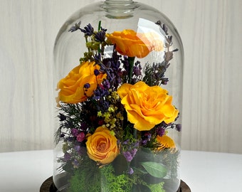 Composition florale sous cloche en verre. Roses jaunes sous cloches