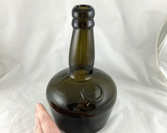 Ancienne bouteille en verre scellée au maillet anglais, vers 1890