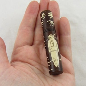 Custodia vintage per aghi da cucito in celluloide, gentiluomo giapponese con alberi di pino, anni '20