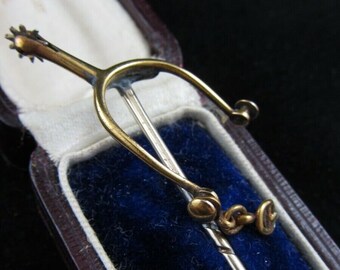 Antiker viktorianischer Stab-Pin mit Spornpferd reitendes gelbes Metall
