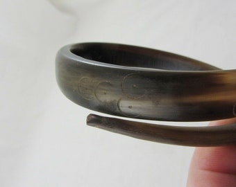Bracelet Ancien Art Nouveau En Corne Sculptée - Motif Serpent, Couleur Brun Crème, Parfait état Vintage