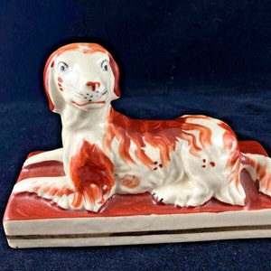 Reprodukcja ceramiki Staffordshire King Charles Spaniel Leżący Pies